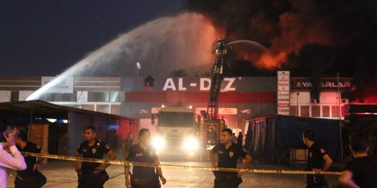 Riha’da markette büyük yangın