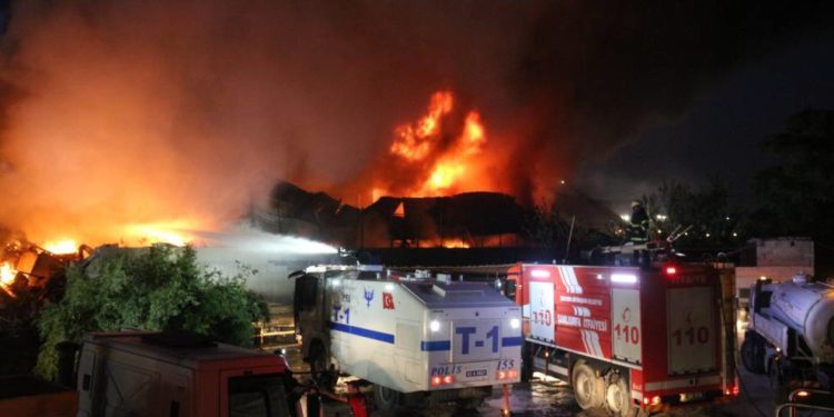 Riha’da markette büyük yangın