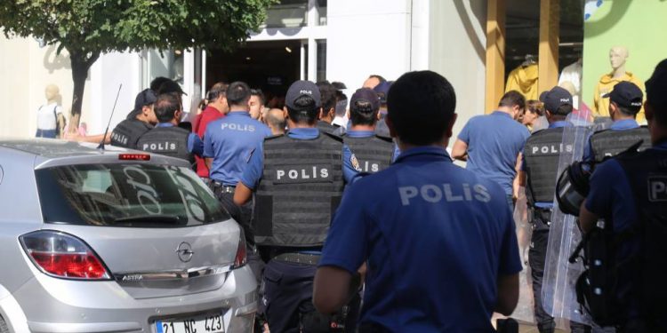 Wan’da direniş 7’inci gününde: Yürüyüş eylemine işgalci Türk polisi saldırdı
