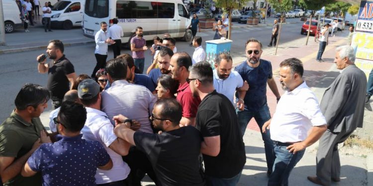 Wan’da direniş 7’inci gününde: Yürüyüş eylemine işgalci Türk polisi saldırdı