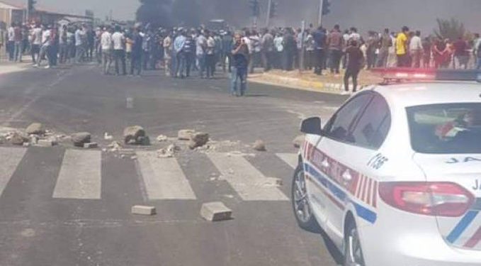 Riha’da pamuk üreticileri lastik yakıp yol kapattı