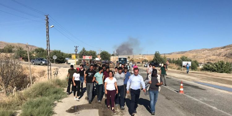 Êlîh’e yürüyen gençleri işgalci Türk askeri darp ederek gözaltına aldı -YENİLENDİ-