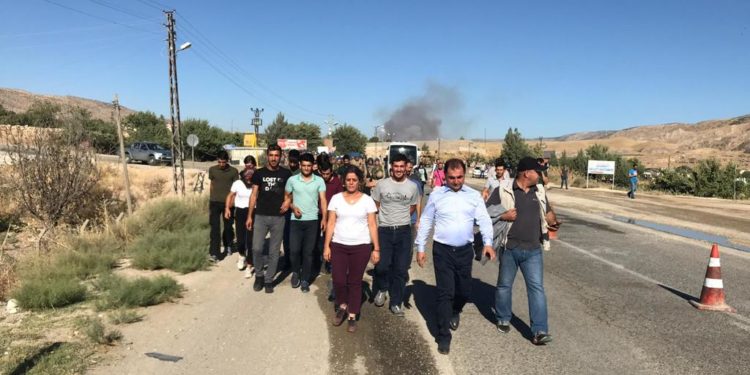 Êlîh’e yürüyen gençleri işgalci Türk askeri darp ederek gözaltına aldı -YENİLENDİ-