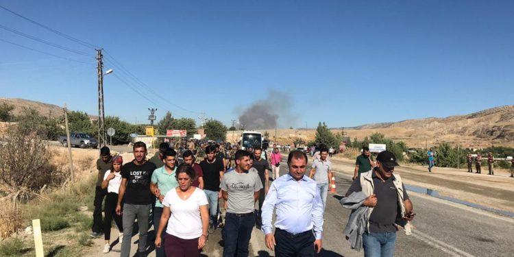 Êlîh’e yürüyen gençleri işgalci Türk askeri darp ederek gözaltına aldı -YENİLENDİ-