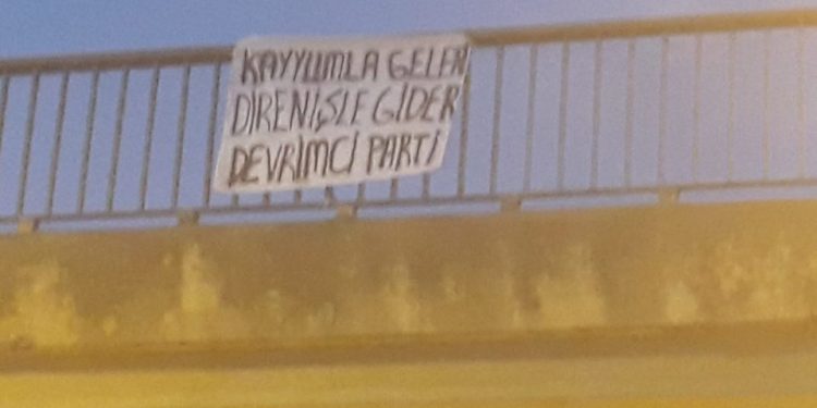 Devrimci Parti üyelerinden ‘kayyumla gelen direnişle gider’ pankartı