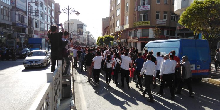 Wan’da halk gençlik öncülüğünde yürüyüşe geçti