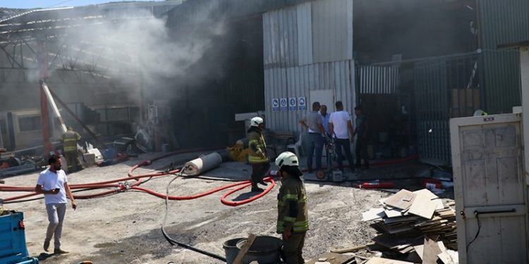 İzmir’de bir konteyner fabrikası yandı