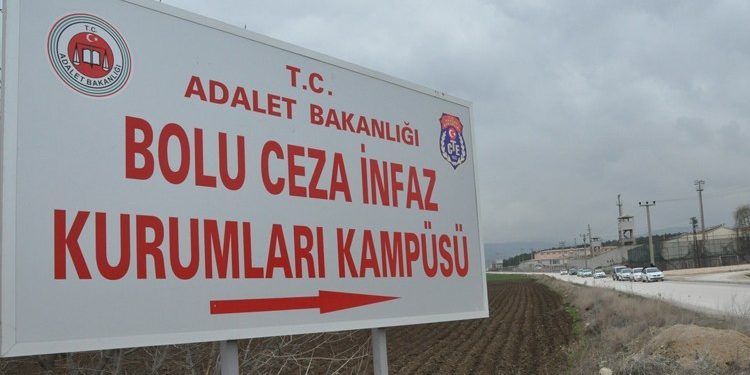 İşkence gören tutsak dudaklarını dikerek açlık grevine başladı