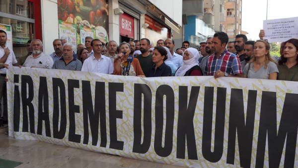 Amed’de direniş 24’üncü gününde: İl binası önündeki aileler özür dileyip ayrılıyor