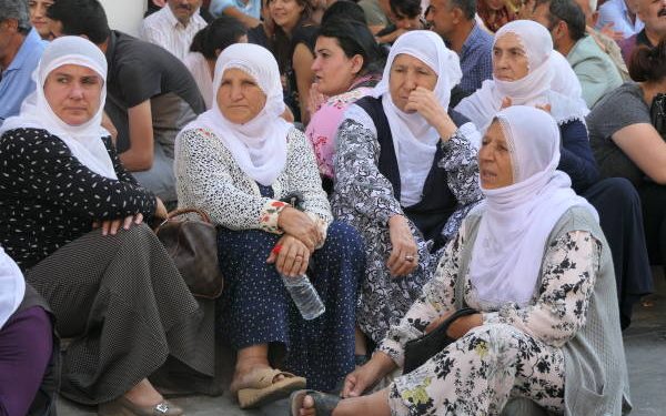 Amed’de direniş 24’üncü gününde: İl binası önündeki aileler özür dileyip ayrılıyor