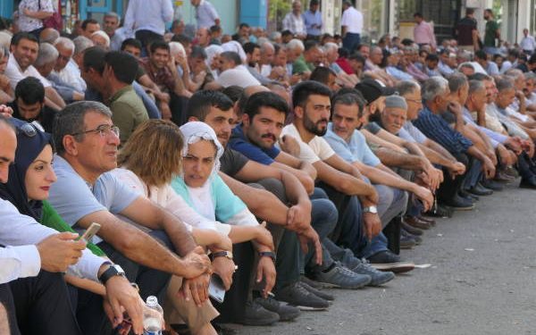 Amed’de direniş 24’üncü gününde: İl binası önündeki aileler özür dileyip ayrılıyor