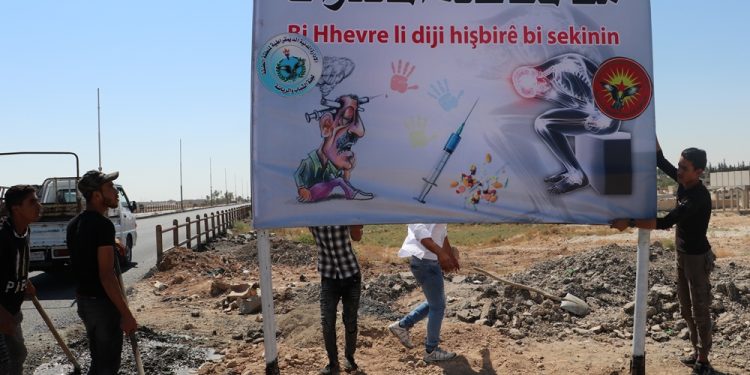 Genç kadınlar uyuşturucu bağımlılığına karşı bildiri dağıttı