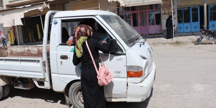 Genç kadınlar uyuşturucu bağımlılığına karşı bildiri dağıttı