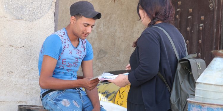 Genç kadınlar uyuşturucu bağımlılığına karşı bildiri dağıttı