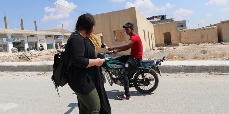 Genç kadınlar uyuşturucu bağımlılığına karşı bildiri dağıttı