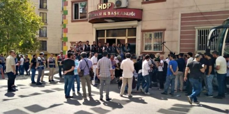 İşgalci Türk polisinin kirli oyunu: Aileleri HDP binasına gitmeye zorluyor!