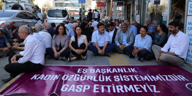 Wan’daki direniş 21. gününde