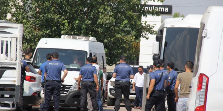 İşgalci Türk polisi Akp önünde oturan anneleri gözaltına aldı!