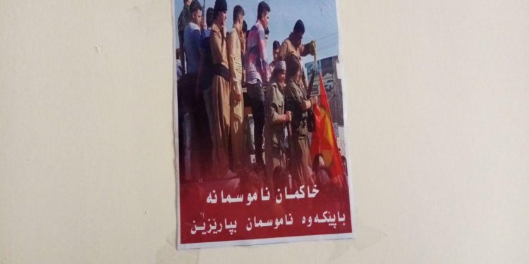 Genç kadınlar Silêmaniye’de afiş astı