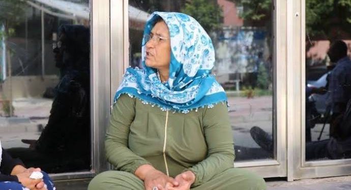 HDP binası önünde oturan annenin cezaevindeki oğlundan intihar girişimi