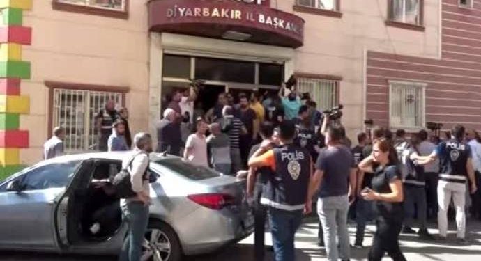 İl binası önünde oturmayı reddeden kanser hastası gözaltına alındı!