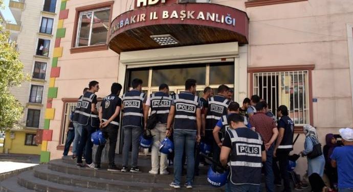 İşgalci Türk polisi, aileleri HDP’nin önüne gitmeleri için arıyor!
