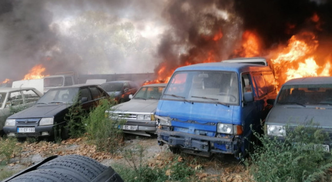 Bursa’daki yed-i emin deposunda yangın: 20’den fazla araç küle döndü