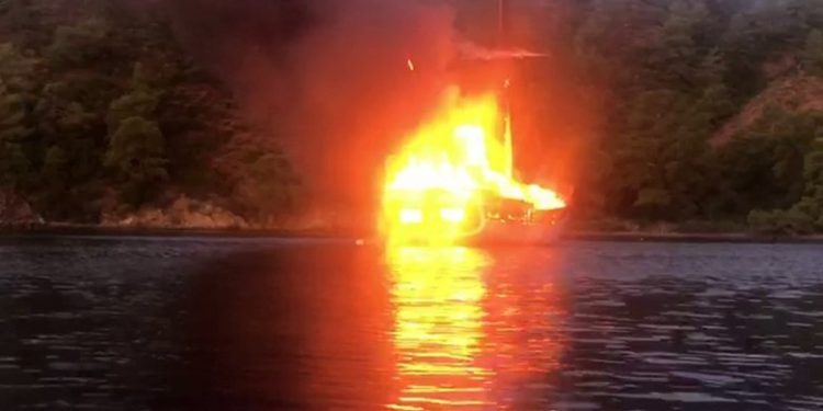 Muğla’da lüks yat cayır cayır yandı