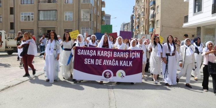 Wan 1 Eylül Barış Mitingi: Kadınlar beyazlara büründü