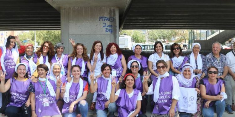 Barış Mitingin de Mor Kortej