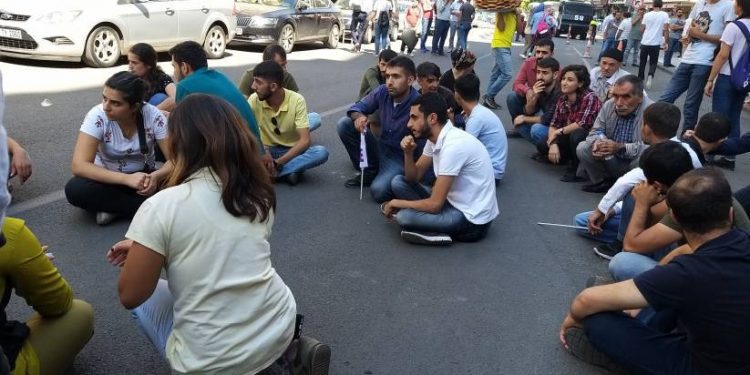 Gözaltına alınan genç kadının arkadaşları gözaltını protesto etti