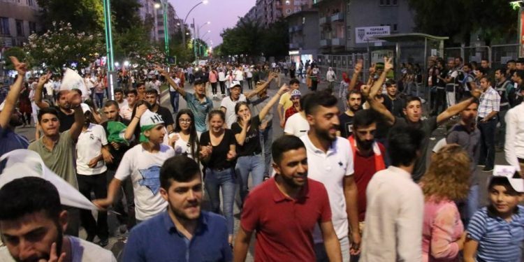 Amed gençliğinden miting sonrası yürüyüş eylemi