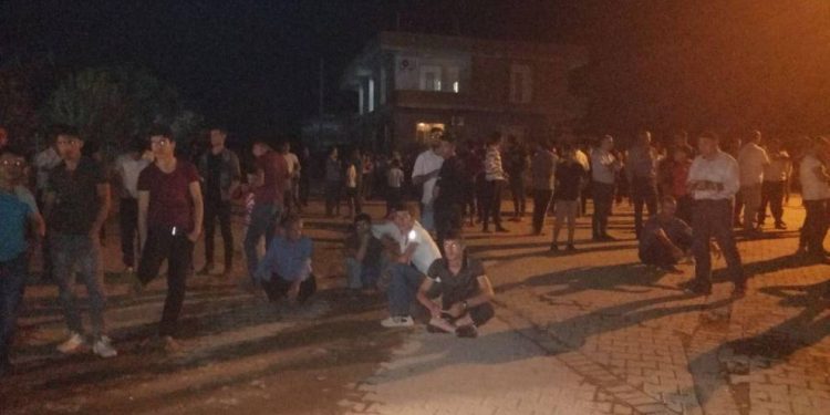 Bismil’de elektriği kesilen yurttaşlar alanlara çıktı