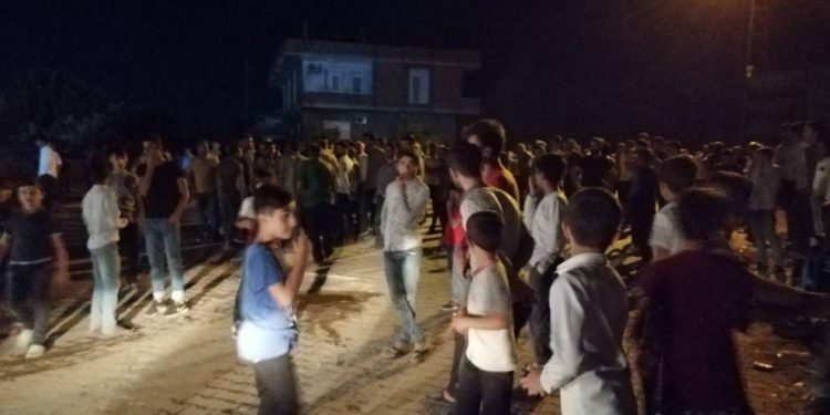 Bismil’de elektriği kesilen yurttaşlar alanlara çıktı