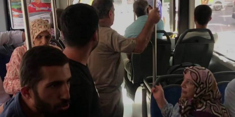 Gençler otobüste kart basmayarak kayyımları protesto etti