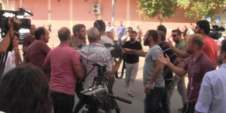 HDP önünde bekleyen “Çukur Medyası” tekme tokat kavga etti!