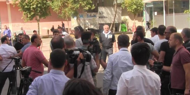 HDP önünde bekleyen “Çukur Medyası” tekme tokat kavga etti!