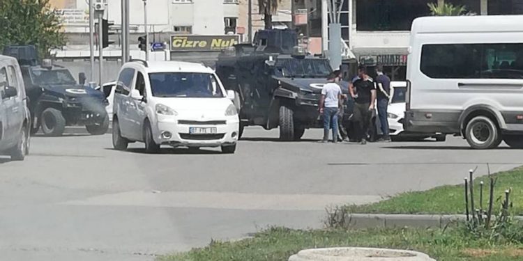 Cizîra Botan’da işgalcilere ait zırhlı araç otomobile çarptı