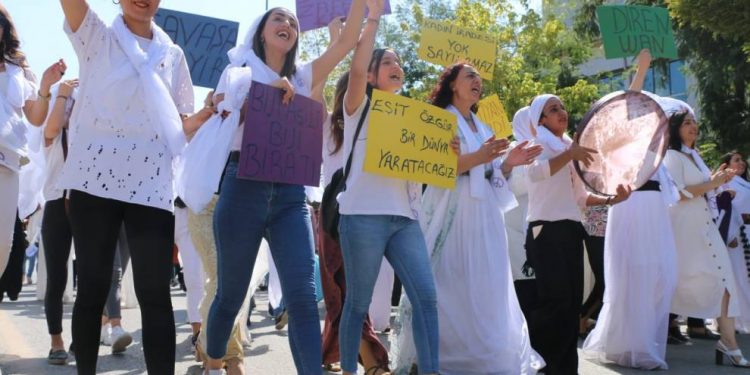 Wan 1 Eylül Barış Mitingi: Kadınlar beyazlara büründü