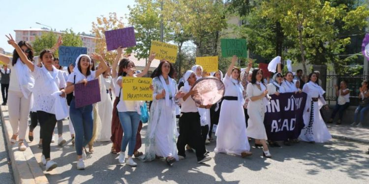 Wan 1 Eylül Barış Mitingi: Kadınlar beyazlara büründü