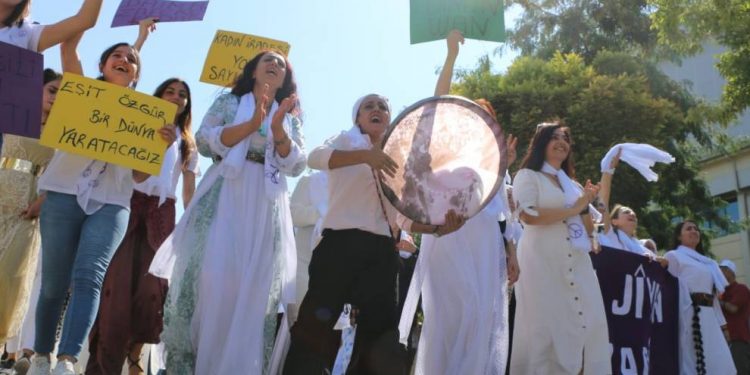 Wan 1 Eylül Barış Mitingi: Kadınlar beyazlara büründü