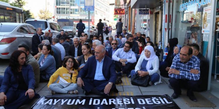 Wan’da direniş 35’inci gününde: Van’da tabelanız kalmayacak