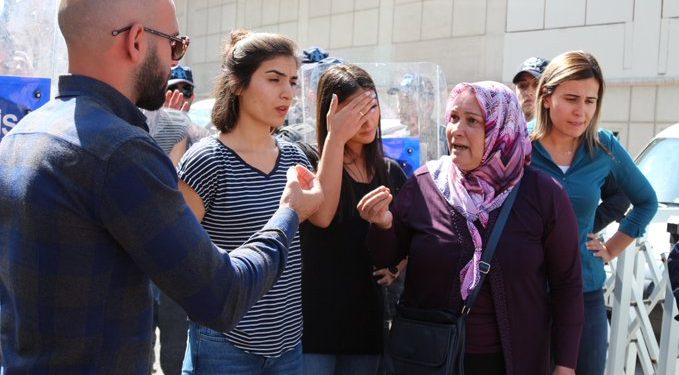 Akp önünde gözaltı