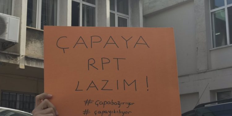 İstanbul Üniversitesi öğrencilerinden oturma eylemi