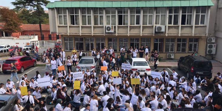 İstanbul Üniversitesi öğrencilerinden oturma eylemi