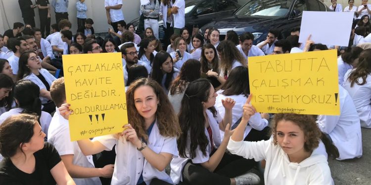 İstanbul Üniversitesi öğrencilerinden oturma eylemi