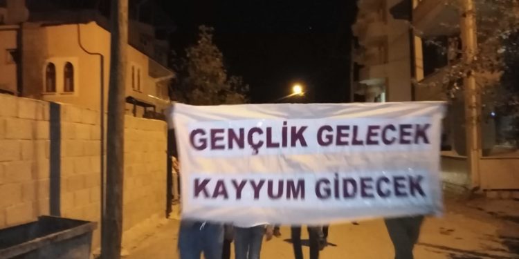 Gençlerden kayyımlara karşı meşaleli yürüyüş