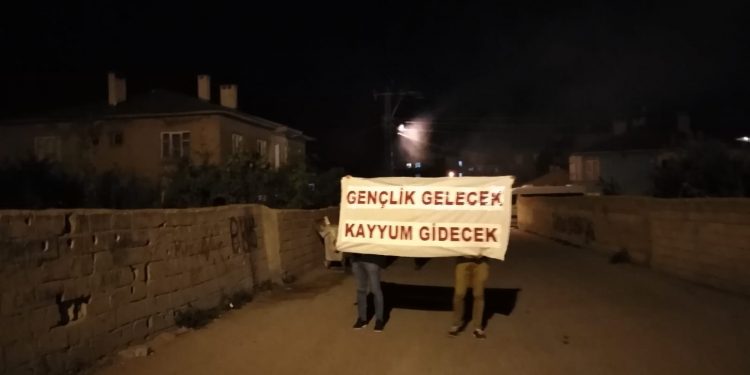 Gençlerden kayyımlara karşı meşaleli yürüyüş