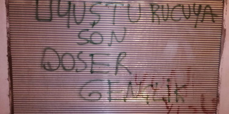 Genç Kadınlardan duvar yazılama çalışması