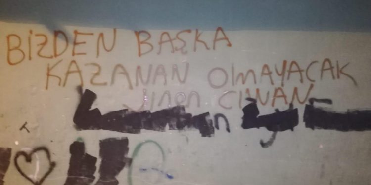 Genç Kadınlardan duvar yazılama çalışması